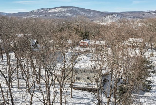 25 Alta Vista Dr, Ringwood Boro, NJ 07456