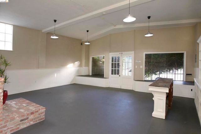 2946 Macarthur Blvd, Oakland, CA 94602