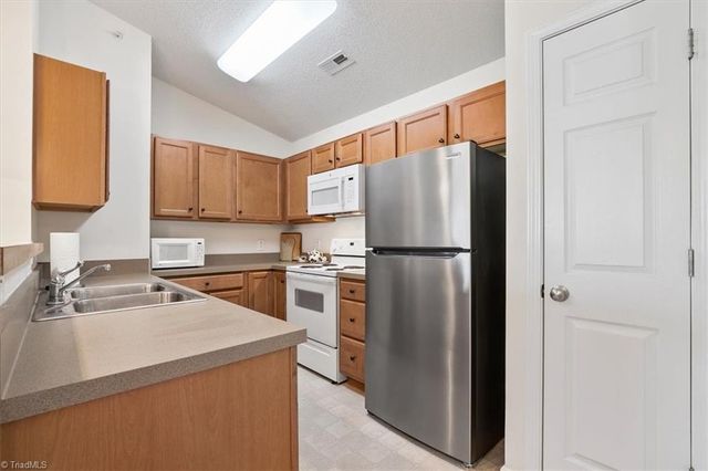 2600 Pennoak Way M, Greensboro, NC 27407
