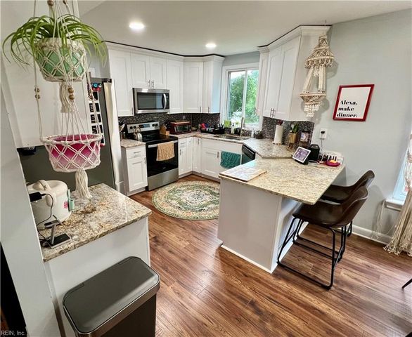 3325 Barberry LN, Virginia Beach, VA 23453