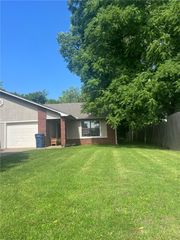 718 N Walnut Street B, Siloam Springs, AR 72761