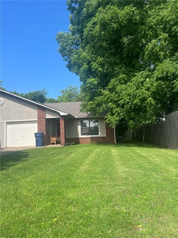 718 N Walnut Street B, Siloam Springs, AR 72761