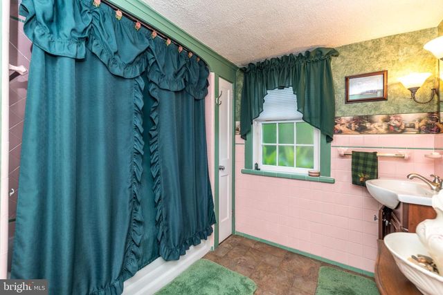118 WAMBOLD RD, Green Lane, PA 18054