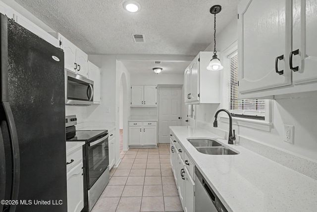 7140 Amberwood Drive, Olive Branch, MS 38654