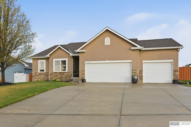 17204 Samantha Road, Gretna, NE 68028