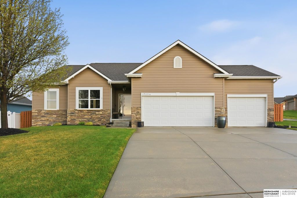 17204 Samantha Road, Gretna, NE 68028