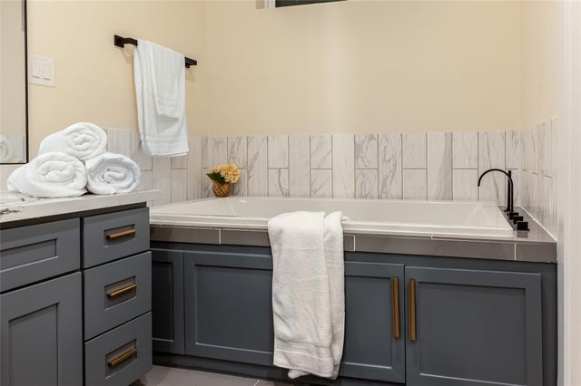 915 Thompson Street, Houston, TX 77007