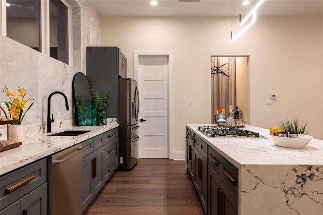 915 Thompson Street, Houston, TX 77007