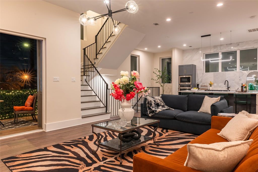 915 Thompson Street, Houston, TX 77007