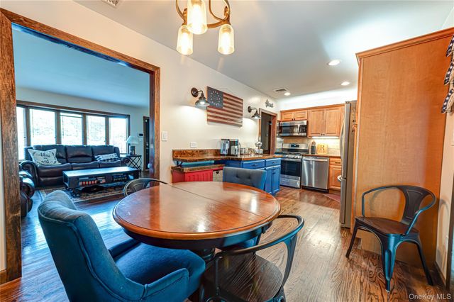 19 Buchanan Avenue, Amity Harbor, NY 11701