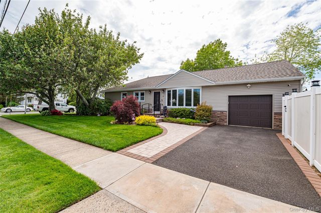 19 Buchanan Avenue, Amity Harbor, NY 11701