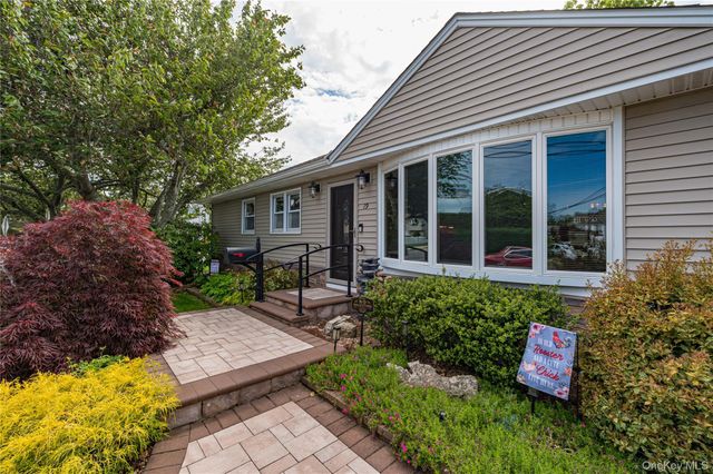 19 Buchanan Avenue, Amity Harbor, NY 11701