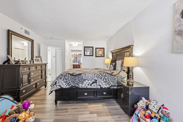 9625 NW 1st Court 11-101, Pembroke Pines, FL 33024