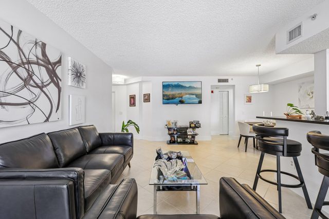 9625 NW 1st Court 11-101, Pembroke Pines, FL 33024