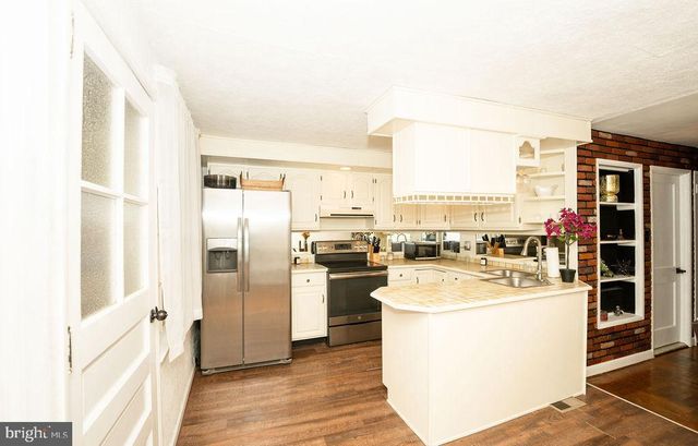 902 WOODLAWN AVE, Phoenixville, PA 19460