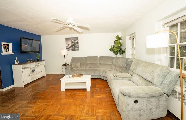 902 WOODLAWN AVE, Phoenixville, PA 19460