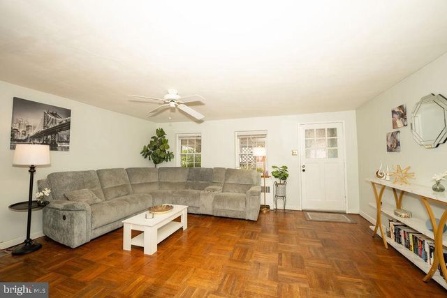 902 WOODLAWN AVE, Phoenixville, PA 19460