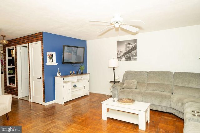 902 WOODLAWN AVE, Phoenixville, PA 19460