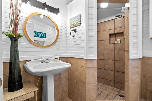 62 Foster Dr, Camden, TN 38320