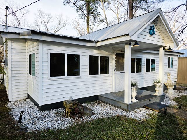 62 Foster Dr, Camden, TN 38320