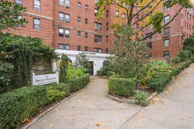 1 Broad Parkway 4L, White Plains, NY 10601