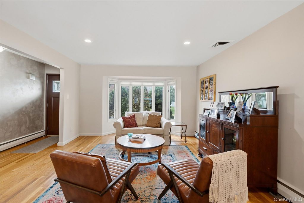 15 Elmwood Lane, Syosset, NY 11791 — photo 4