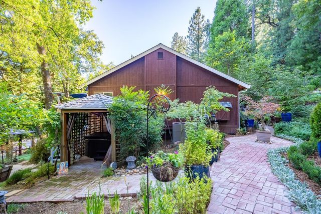 5962 Arrowhead Dr, Foresthill, CA 95631