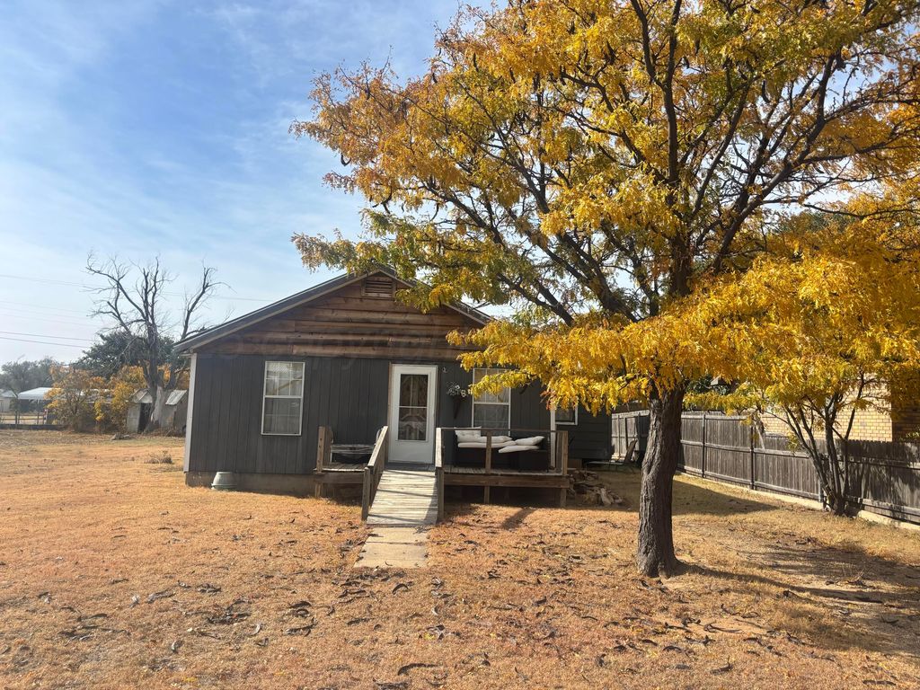 522 Allen Avenue, Stinnett, TX 79083