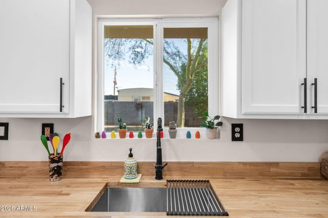 2827 W FOOTHILL Drive, Phoenix, AZ 85027