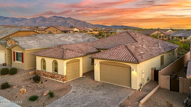 10702 N Cactus Point Drive, Tucson, AZ 85742
