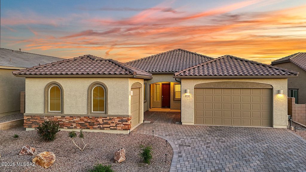 10702 N Cactus Point Drive, Tucson, AZ 85742