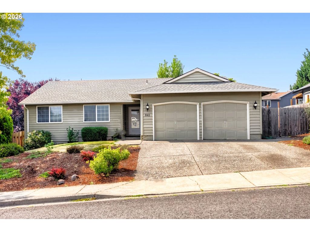 Image 1 of property listing at 841 12TH St, Lafayette, OR 97127