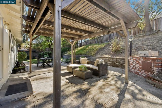 143 Montana Dr, Danville, CA 94526