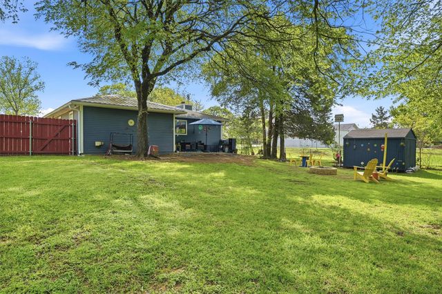 108 San Chez Drive, Lake Kiowa, TX 76240