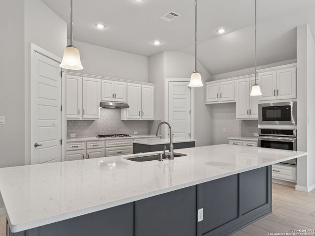 119 Branson, Boerne, TX 78006