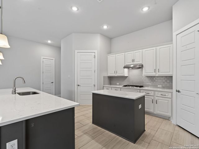 119 Branson, Boerne, TX 78006