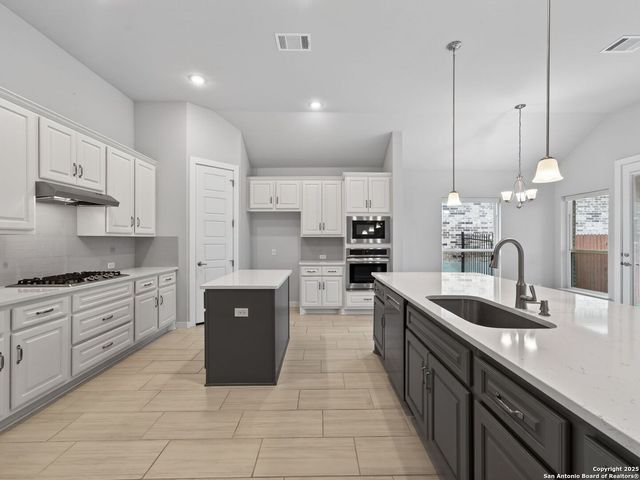 119 Branson, Boerne, TX 78006