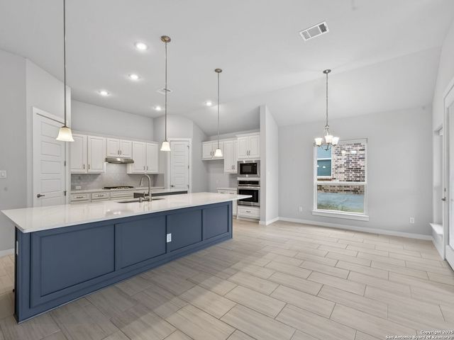 119 Branson, Boerne, TX 78006