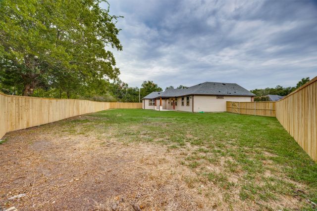 1704 Kings Lane, Commerce, TX 75428