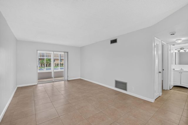 2192 NE 1st Way 104, Boynton Beach, FL 33435
