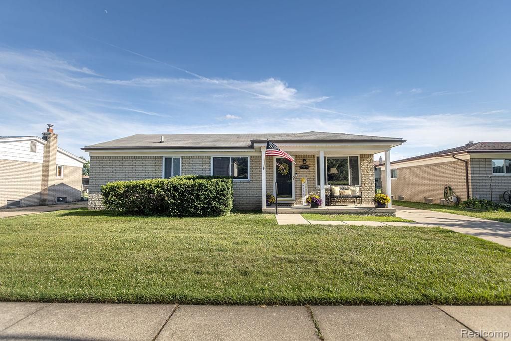 15270 Cambridge Drive, Fraser, MI 48026