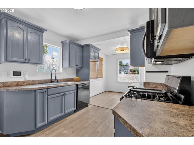 2275 CENTER St Ne, Salem, OR 97301