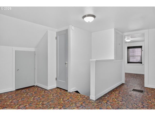 2275 CENTER St Ne, Salem, OR 97301