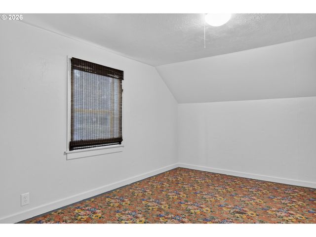 2275 CENTER St Ne, Salem, OR 97301