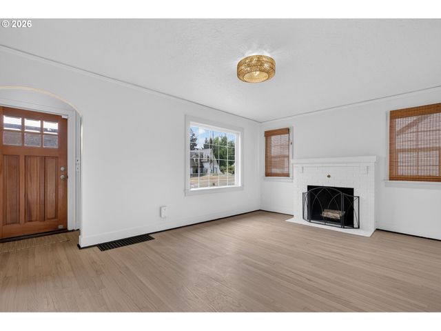 2275 CENTER St Ne, Salem, OR 97301