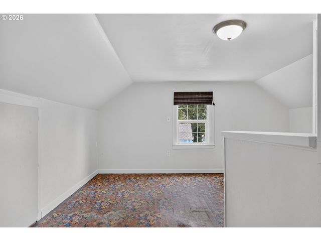 2275 CENTER St Ne, Salem, OR 97301