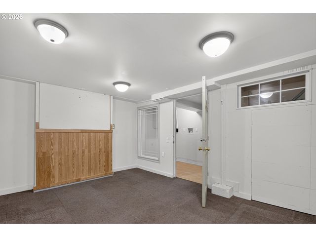 2275 CENTER St Ne, Salem, OR 97301