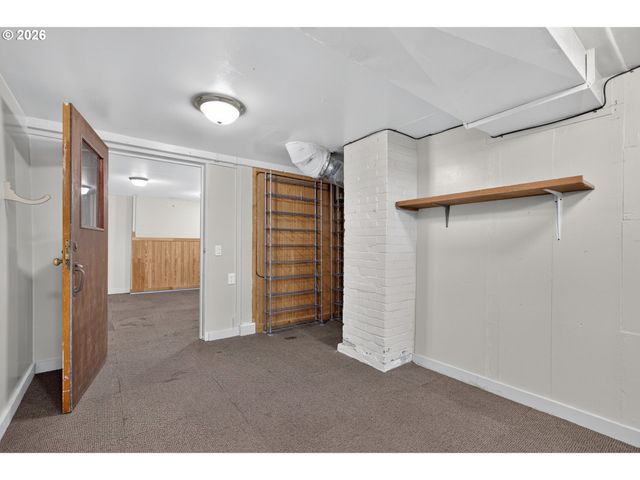 2275 CENTER St Ne, Salem, OR 97301