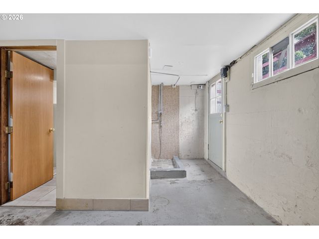 2275 CENTER St Ne, Salem, OR 97301