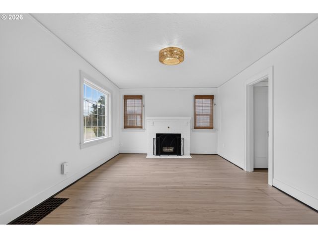 2275 CENTER St Ne, Salem, OR 97301